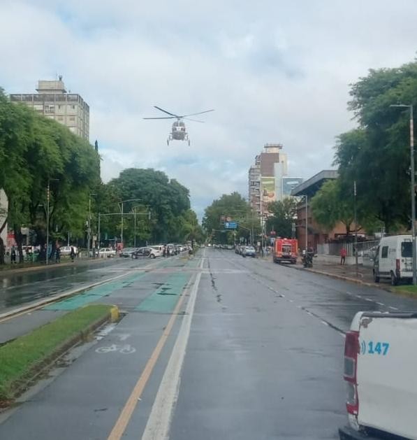 El helicóptero sanitario del Heca aterrizó sobre avenida Pellegrini y hubo desvíos en el tránsito | Rosario y la región