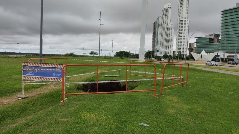 Alerta por un socavón en la costanera central | Rosario y la región