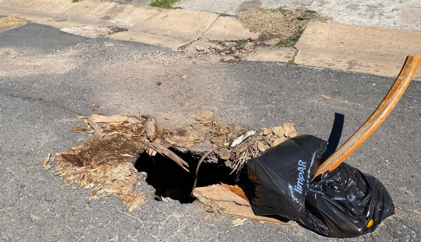 Um bache gigante en Barrio Rucci | Rosario y la región