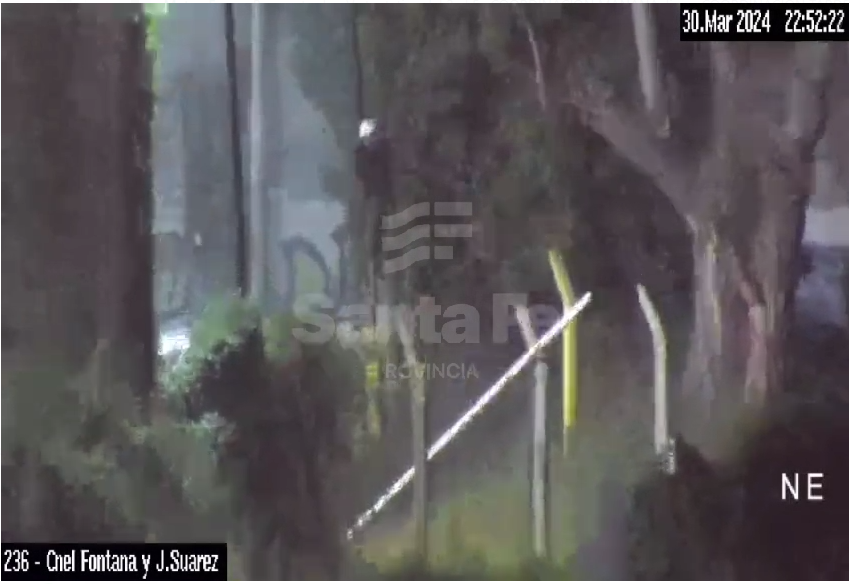 Robaba reflectores de una cancha de fútbol 5 y fue detenido | Rosario y la región