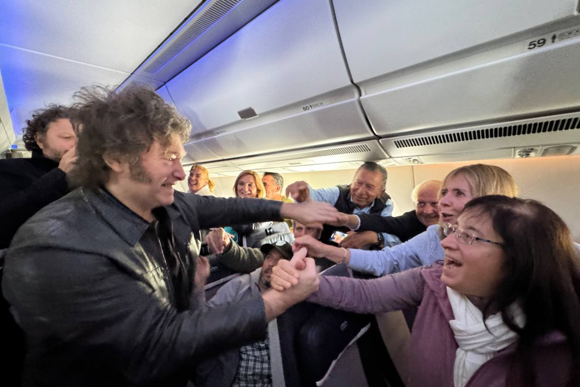 Por seguridad, el Presidente dejará de viajar en vuelos comerciales | Política y Economía