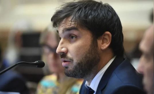 Encontraron un paquete sospechoso en el avión donde viajaba el gobernador de Chubut, Ignacio Torres | Política y Economía