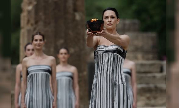 La antorcha de París 2024 se encendió en la antigua Olimpia y comienza el relevo | Deportes