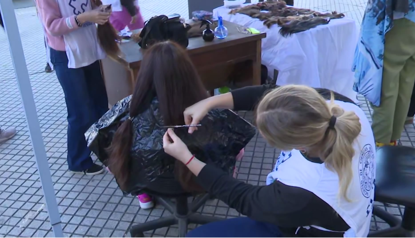 Campaña de donación de cabello en la puerta de la Facultad de Medicina | Rosario y la región