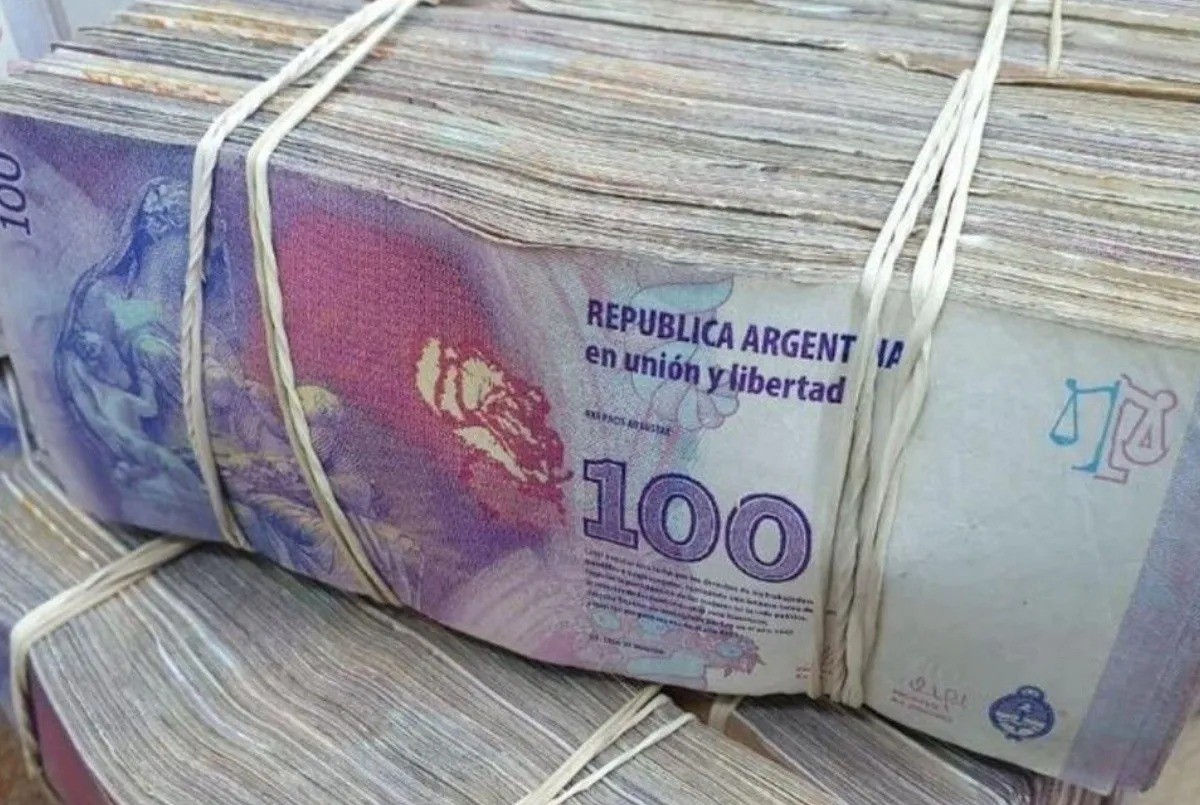 Video: una mujer cambió 400 dólares y le dieron billetes de 100 pesos | Información General