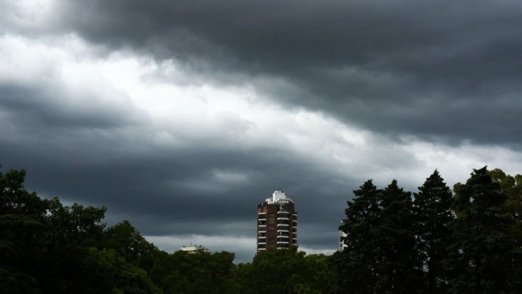 Clima en Rosario: lunes gris, con humedad y probabilidad de tormentas | Rosario y la región