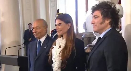 Entre lágrimas, Milei inauguró el busto de Menem en Casa Rosada: "Es un acto de justicia" | Política y Economía