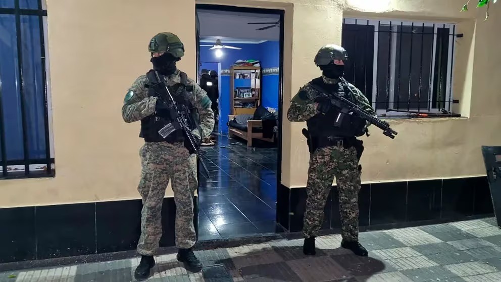 Detuvieron a un agente de inteligencia por filtrar información a un policía prófugo vinculado a Los Monos | Rosario y la región