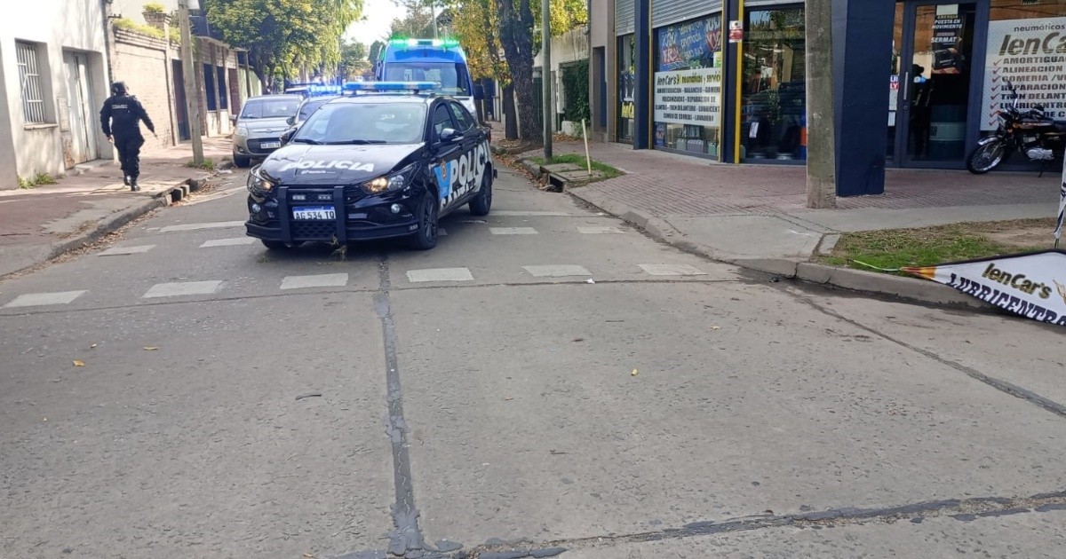Persecución policial en Rosario termina con dos detenidos: quisieron pegarle a la policía con una muleta | Rosario y la región