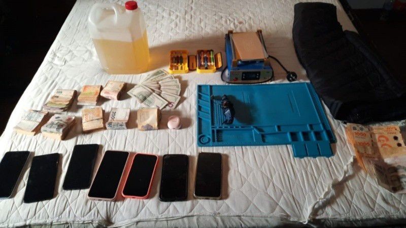 Tres detenidos luego de romper el vidrio de un auto, sustraer dinero y esconderse en un hotel cerca de la terminal | Rosario y la región