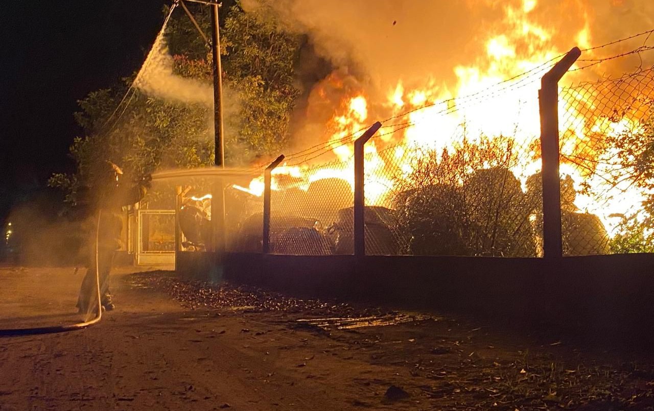 Ardió en llamas una fábrica de plásticos en zona sur | Rosario y la región