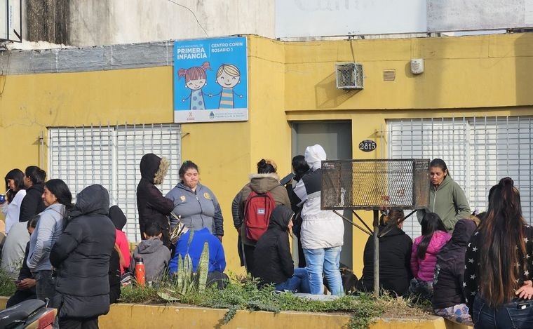 Vecinos se congregan en centros de distribución para solicitar alimentos | Rosario y la región