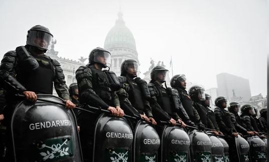 Tensión en el Congreso entre fuerzas federales y manifestantes | Política y Economía