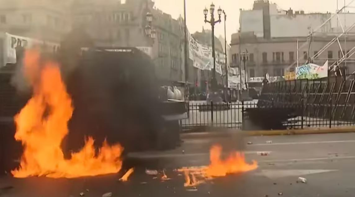 Crece la tensión en las afueras del Congreso entre fuerzas federales y manifestantes | Política y Economía