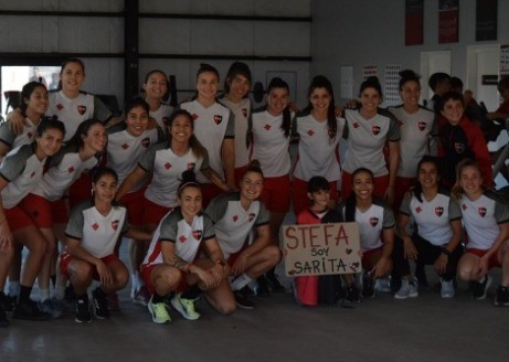 Fútbol femenino: una pequeña fan de Newell´s entrenó con las jugadoras de primera división | Rosario y la región