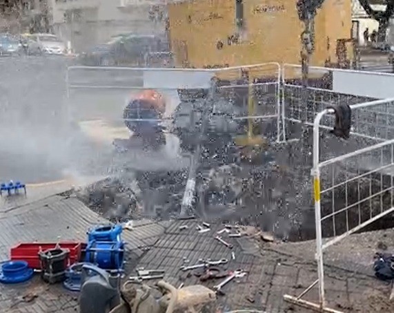 Video: estalló un caño de agua y se cayó un semáforo | Rosario y la región