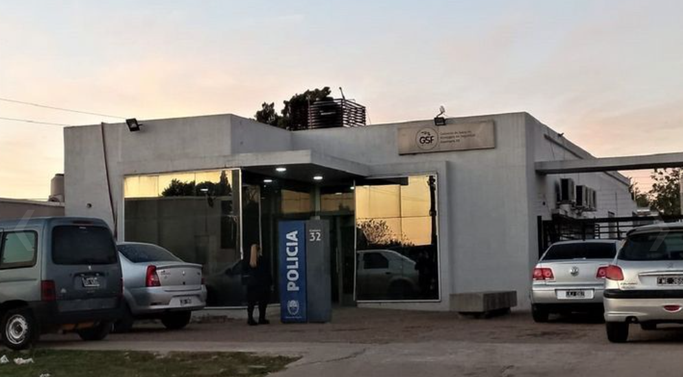 Cortó un alambrado de la comisaría y se escondió en el techo | Deportes