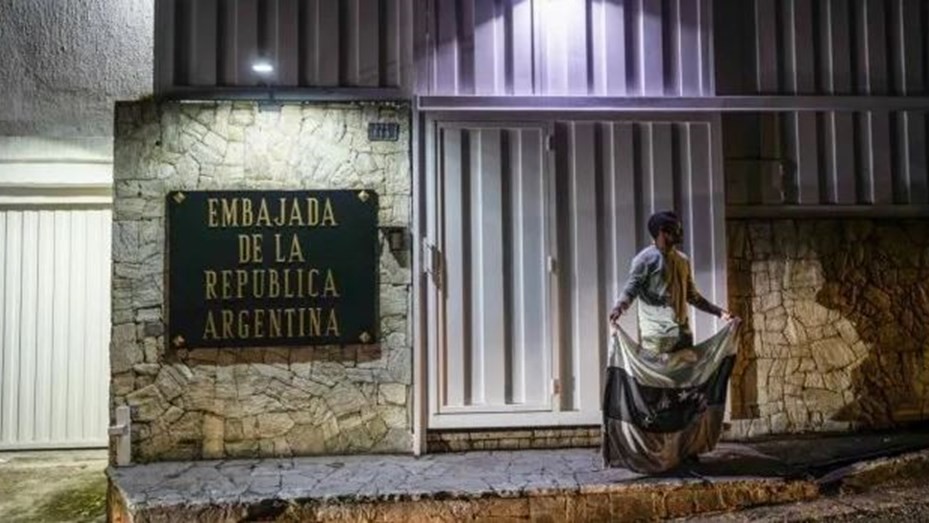 Los diplomáticos argentinos expulsados por Maduro dejaron Venezuela y viajan a Portugal | Política y Economía