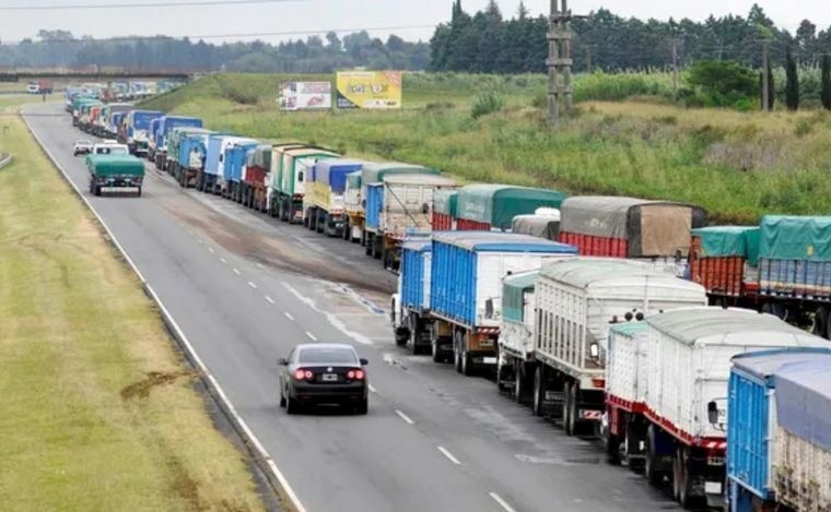 Paro de aceiteros paraliza lo puertos del Gran Rosario: hay miles de camiones varados | Rosario y la región