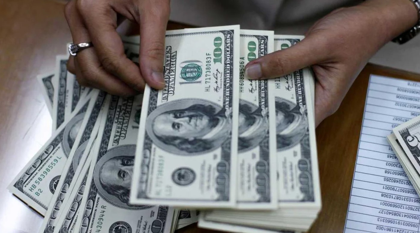 Bajaron el blue y los dólares financieros y el mercado cambiario se tranquiliza | Política y Economía