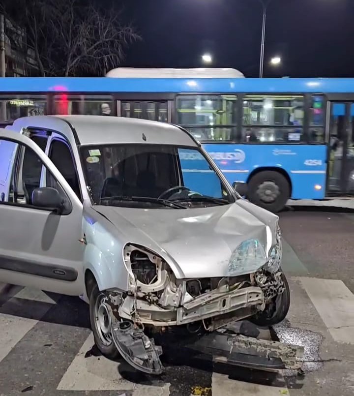 Conducía alcoholizado y chocó a móvil policial | Rosario y la región