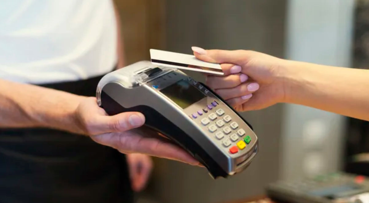 El pago de propinas por medios electrónicos no estará gravado con el impuesto al cheque | Política y Economía