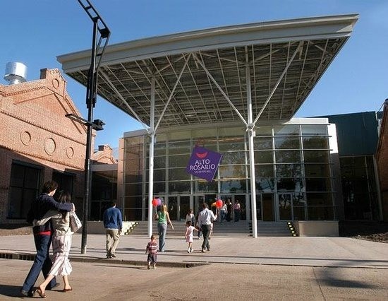 La Policía detuvo a cuatro delincuentes que intentaron robar una camioneta frente a un shopping | Rosario y la región