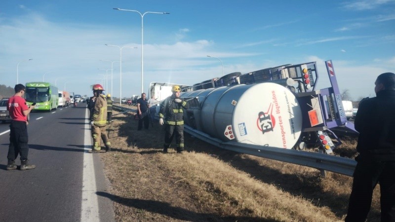 Volcó un camión de combustible en la autopista Rosario-Santa Fe | Rosario y la región