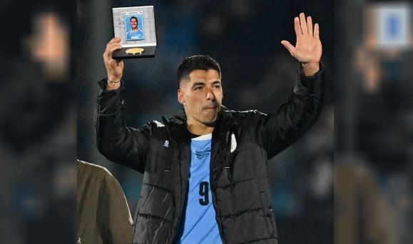 La Asociación Uruguaya de Fútbol le obsequió un arco a Luis Suárez por su trayectoria | Deportes
