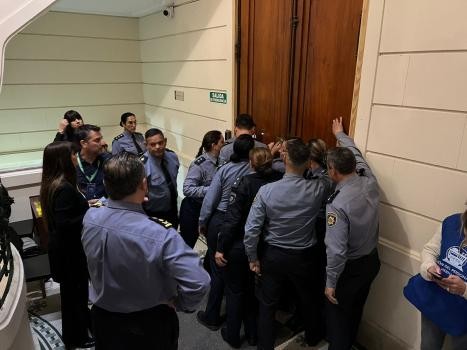 Manifestantes intentaron ingresar a la Legislatura y se enfrentaron a la policía | Política y Economía