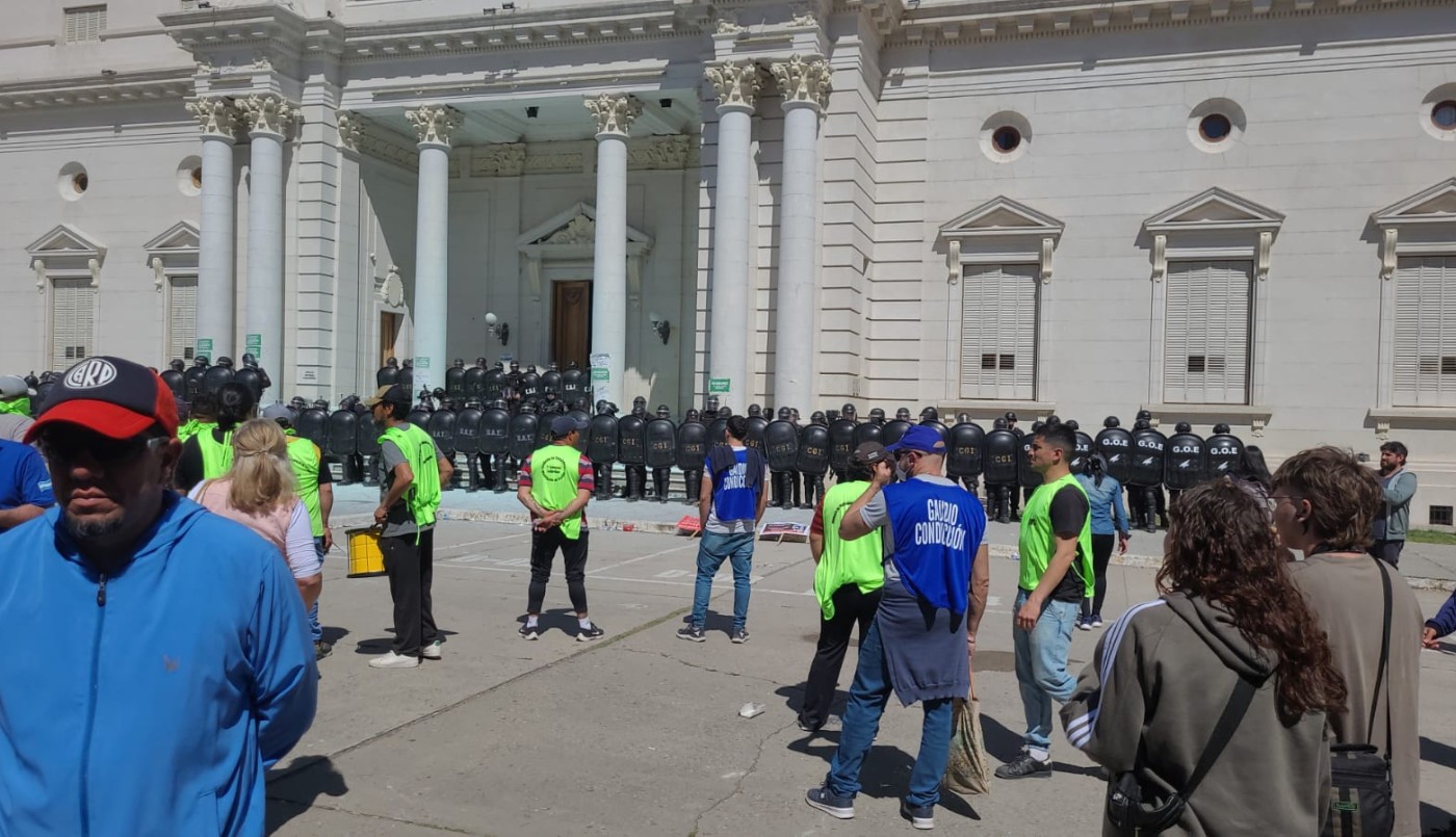 Incidentes en la Legislatura: siete policías resultaron heridos | Política y Economía