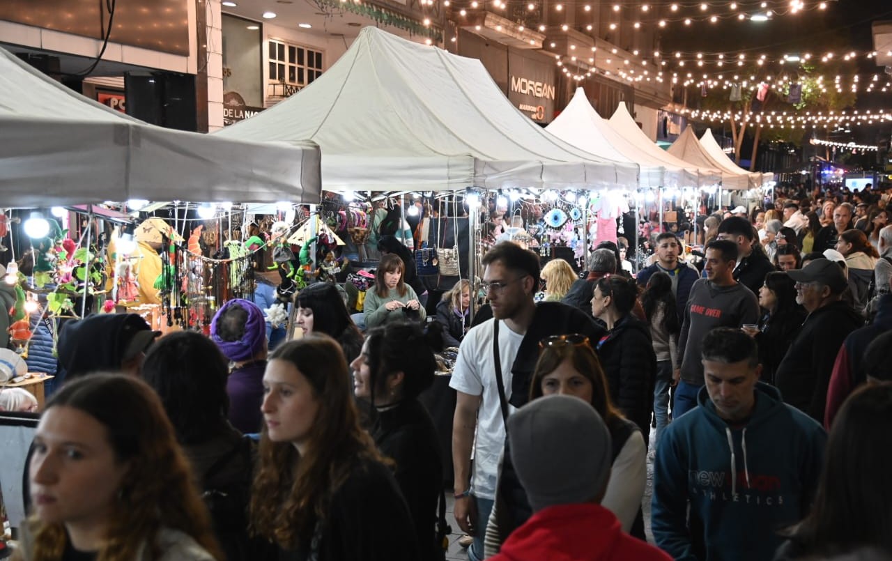 Con multitudinaria concurrencia se desarrolló la Noche de Peatonales | Rosario y la región