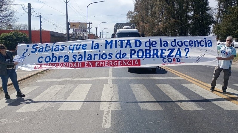 La llamativa forma de protestar de los docentes de la Facultad de Veterinarias en Casilda: salieron a limpiar vidrios | Rosario y la región