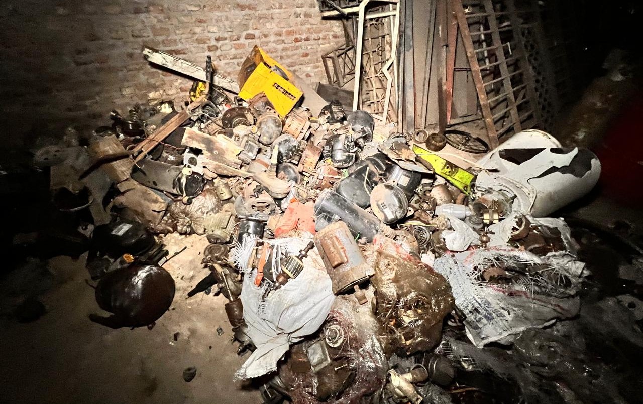 Secuestraron mil kilos de plomo, cobre y bronce junto a luminarias y medidores de gas en una chatarrería | Rosario y la región