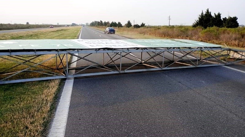 Autopista Rosario-Santa Fe: el viento tumbó un cartel sobre la calzada | Rosario y la región