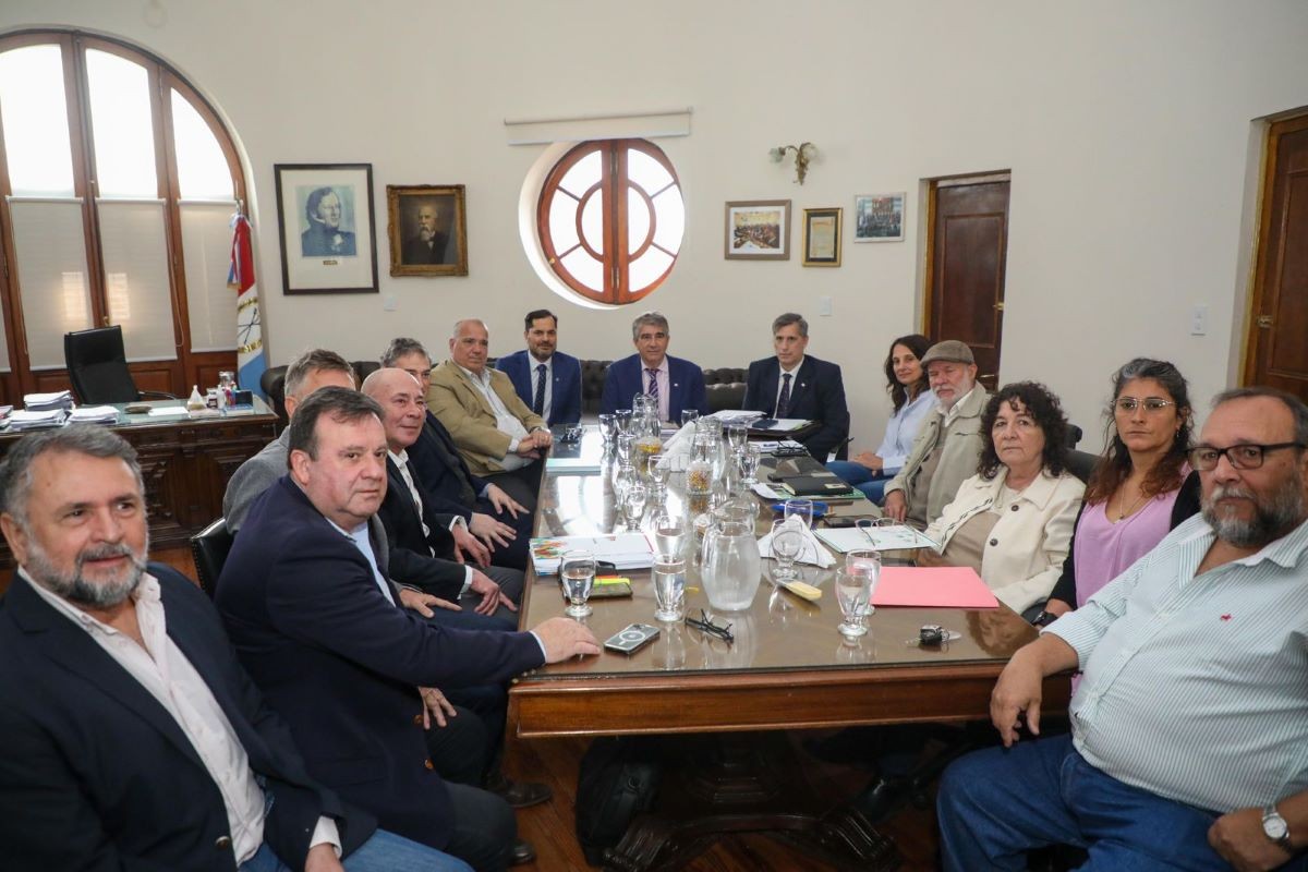 Paritarias en Santa Fe: el Gobierno ofreció un aumento del 12% para los empleados públicos | Rosario y la región