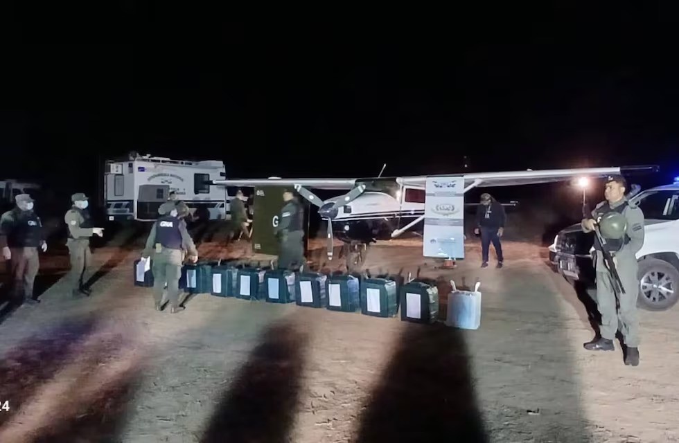 La droga incautada en la avioneta cerca de Rosario, tenía un sello de toro | Rosario y la región