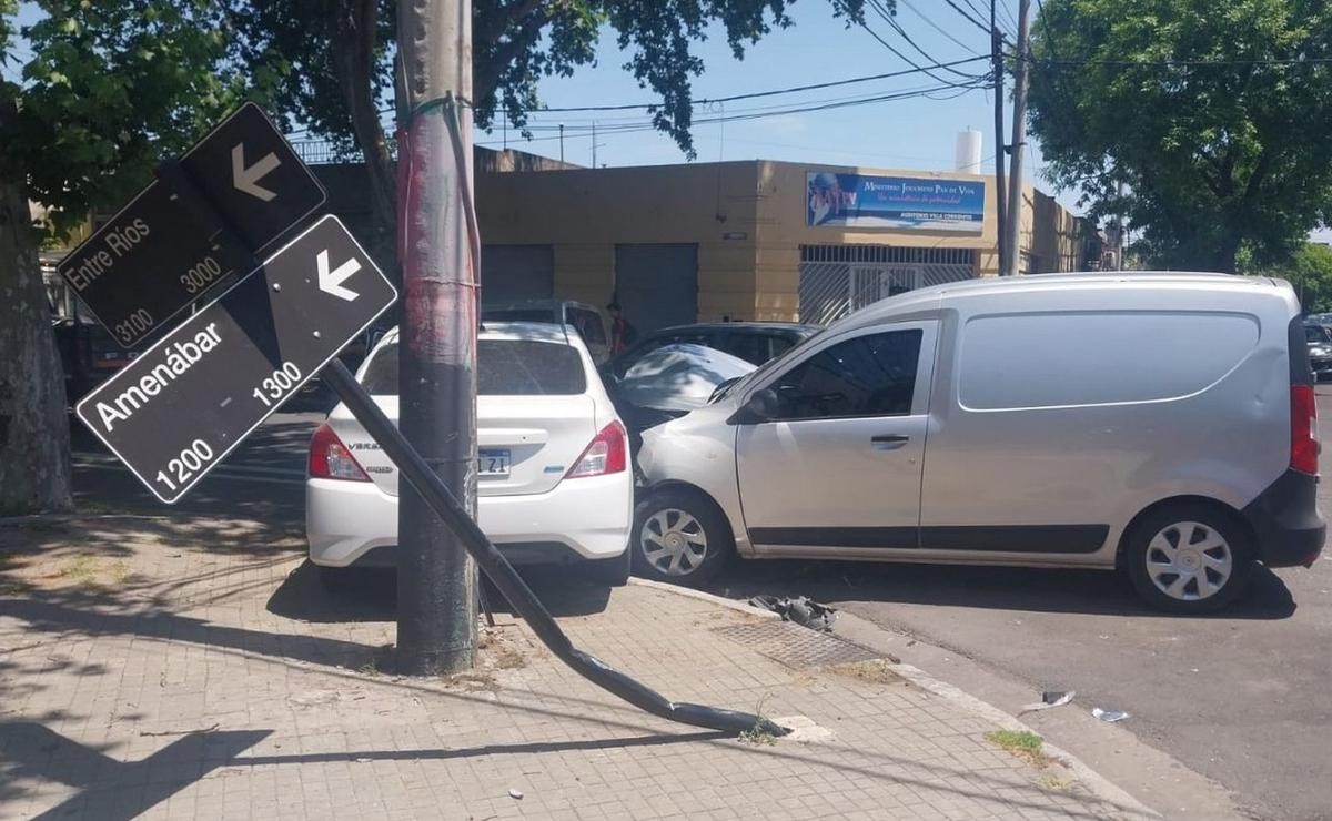 Chocaron dos autos y tumbaron el cartel que señala las calles | Rosario y la región
