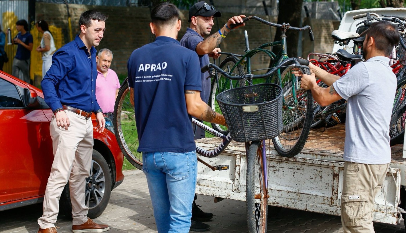 La provincia donó 20 bicicletas y elementos deportivos a la Escuela de Educación Técnico Profesional N 459 de Pérez | Rosario y la región