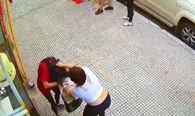 Una mujer mandó a su hijo a robar a un cotillón, pero lo descubrieron y terminaron a las piñas | Información General