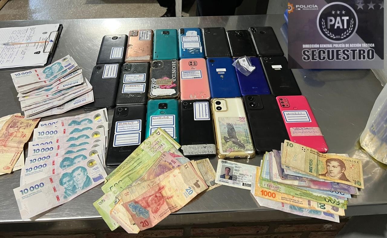 Escaneaban personas por dinero y fueron demorados: tenían 20 celulares en un auto | Rosario y la región