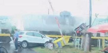 Un tren chocó con un auto y generó disturbios en la circulación de la zona | Rosario y la región