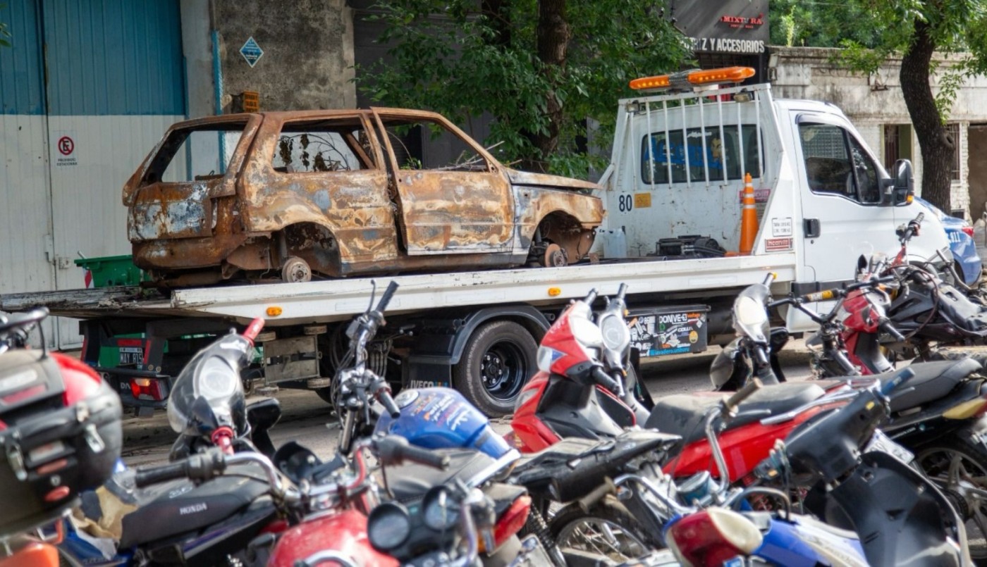 Comenzó el retiro de vehículos de la Comisaría 21 de Rosario | Rosario y la región
