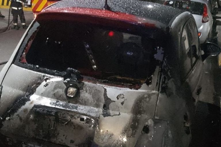 Tras el ataque a la Secretaría de la Niñez, se prendió fuego un auto en pleno centro de Rosario | Rosario y la región