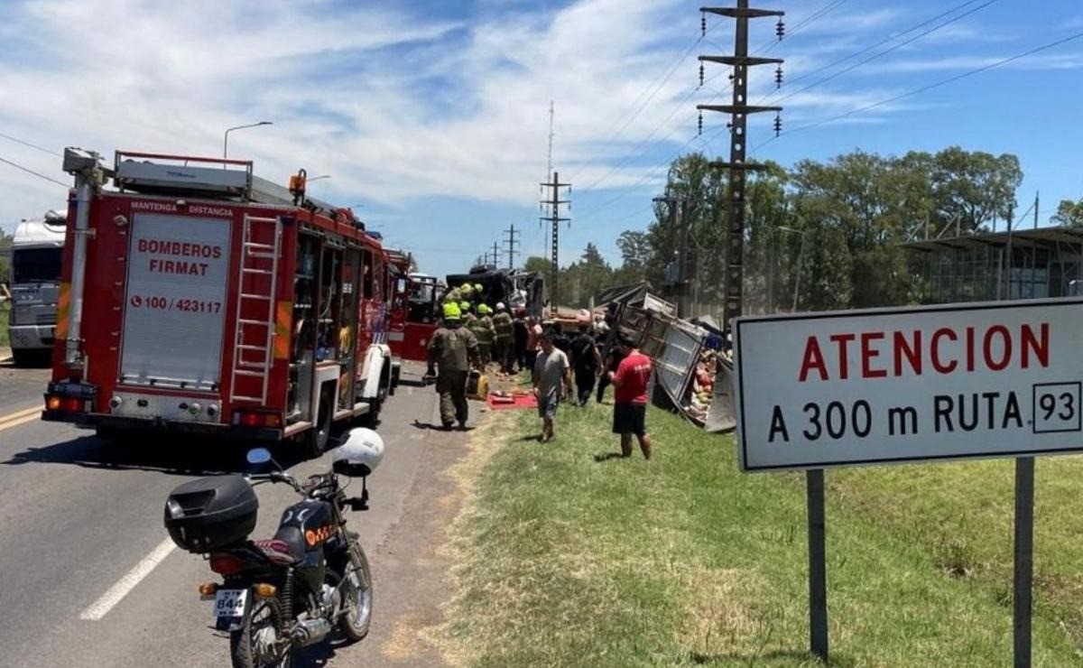 Ruta 33: dos camiones impactaron de frente y hay un chofer herido | Rosario y la región