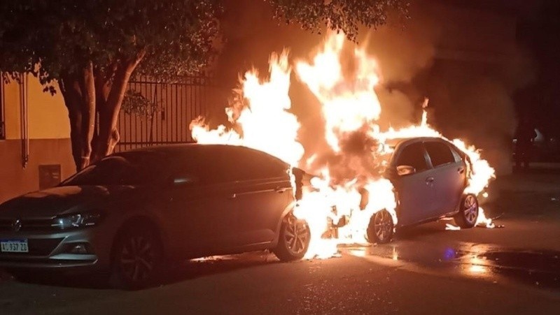 Amenazas e incendio: prendieron fuego dos autos a metros de la cancha de Central | Rosario y la región