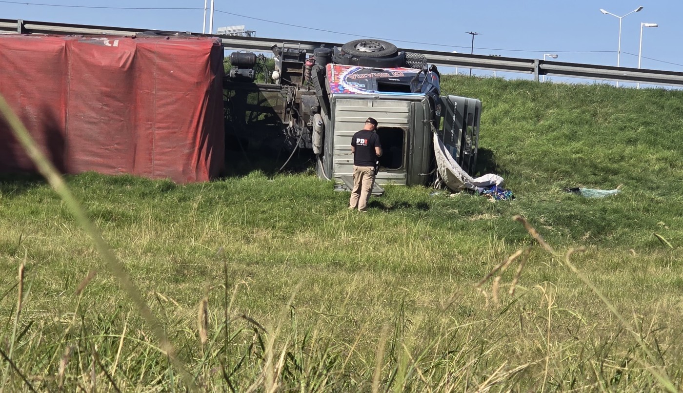 Chocó con su camión, se quedó atrapado dentro y tuvo que ser trasladado en helicóptero al hospital | Rosario y la región
