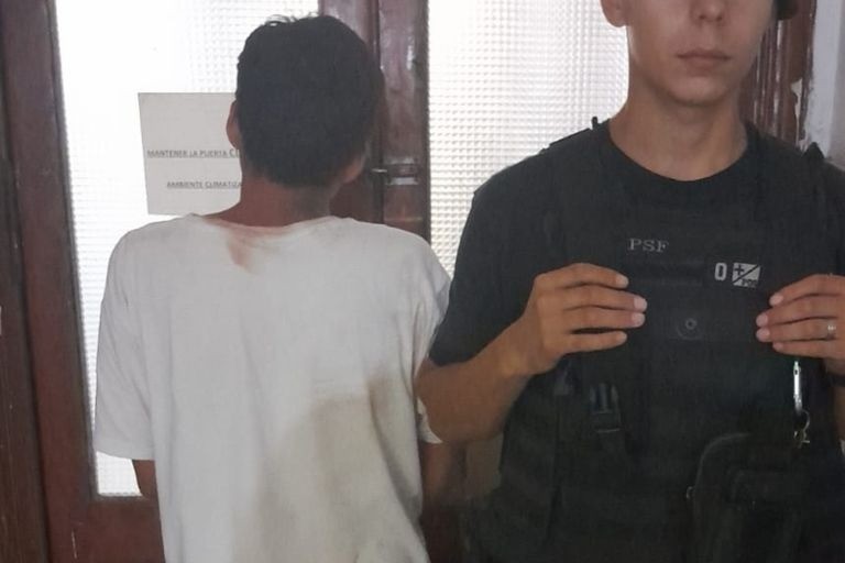 Detuvieron a un joven que robó un celular e intentó escapar lanzándose al arroyo | Rosario y la región