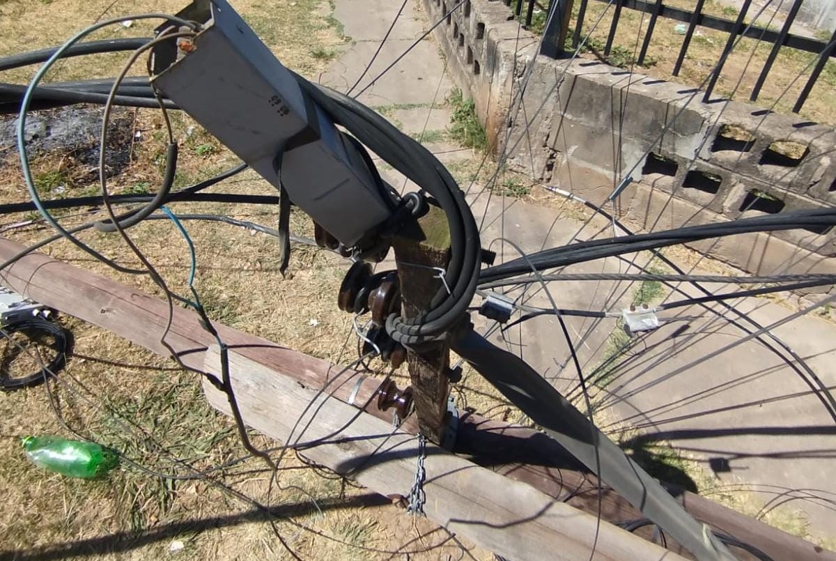 Un camión arrancó dos columnas de luz y dejó a los vecinos sin luz e internet | Rosario y la región