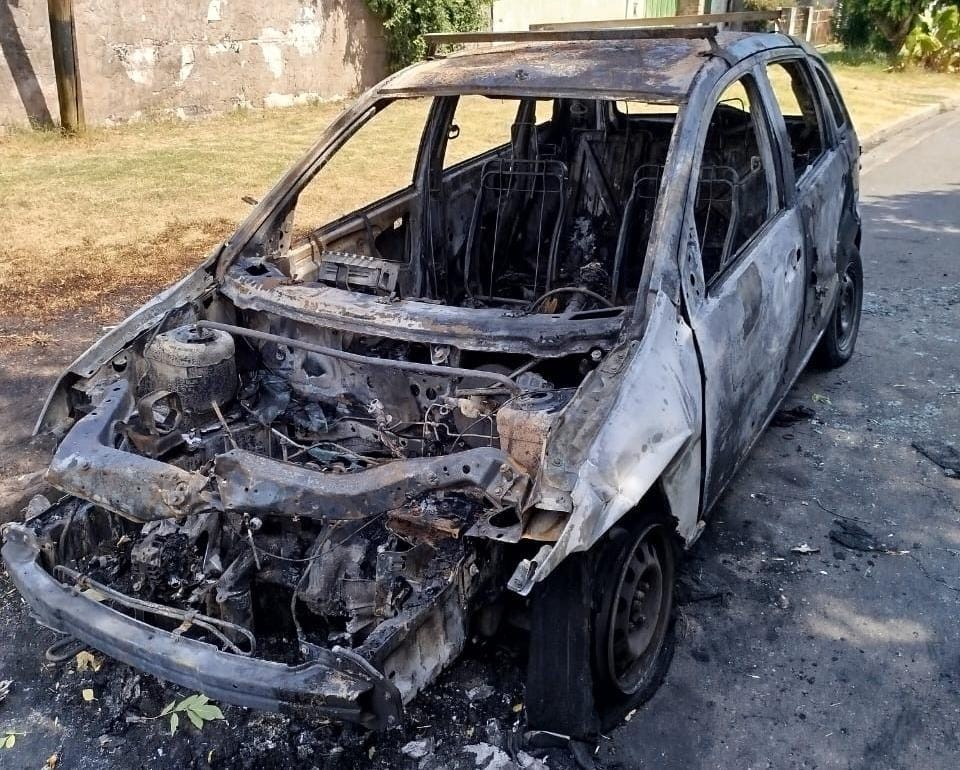 Auto incendiado en zona oeste: investigan si se trata de un ataque intencional | Rosario y la región